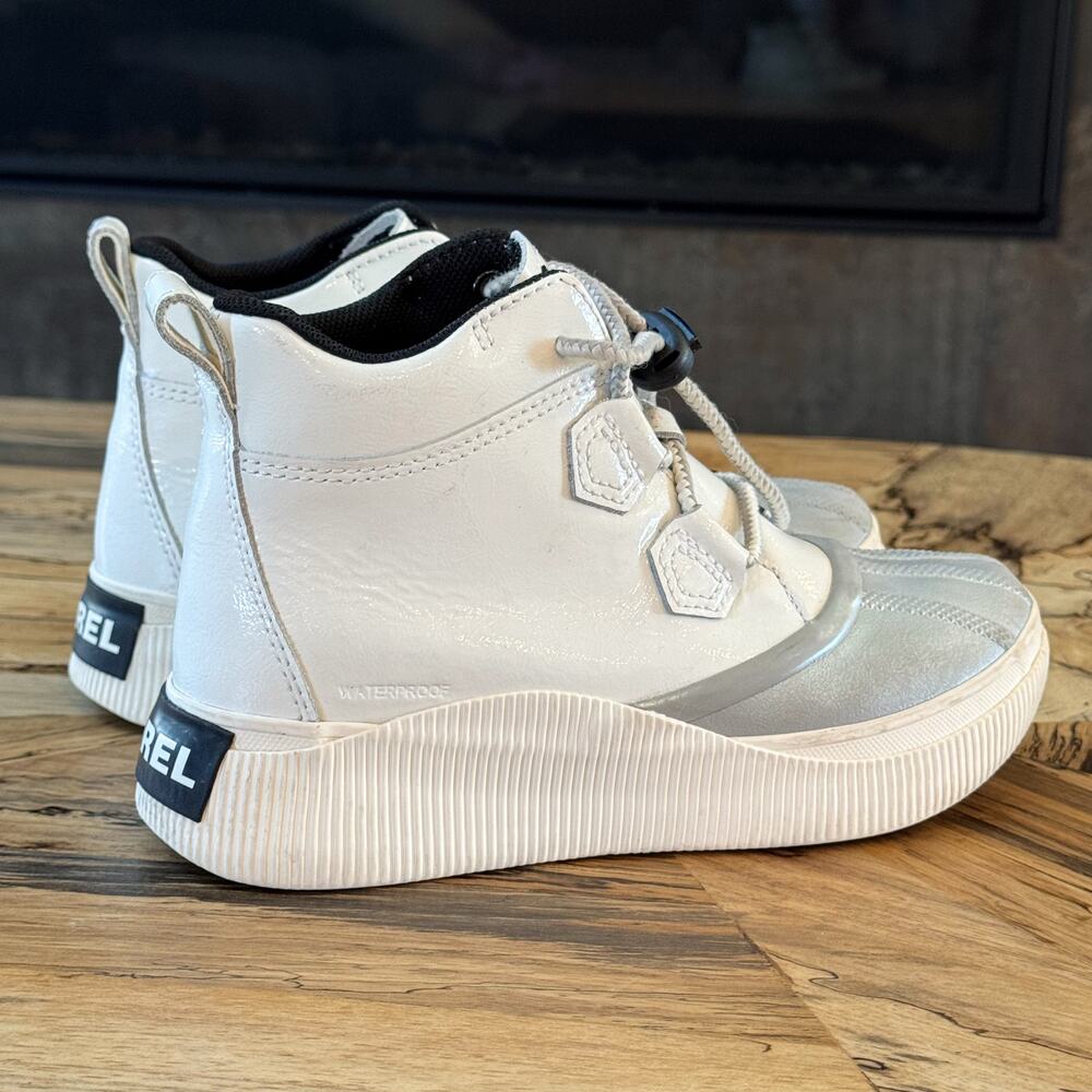 Sorel Kids Out N About IV Classic Waterproof Boots White Silver Size 4 Youth - Picture 4 of 12